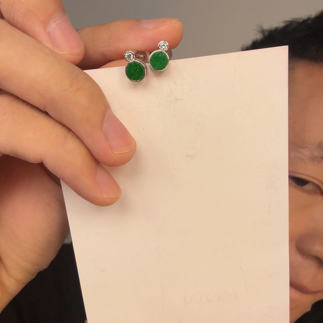 翡翠未镶嵌颈饰一对