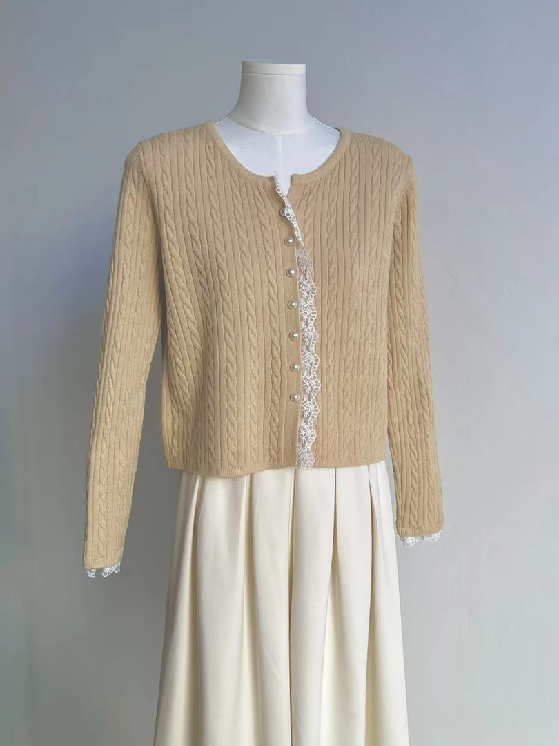 韩系设计感蕾丝拼接麻花针织开衫气质针织扣小针织外套