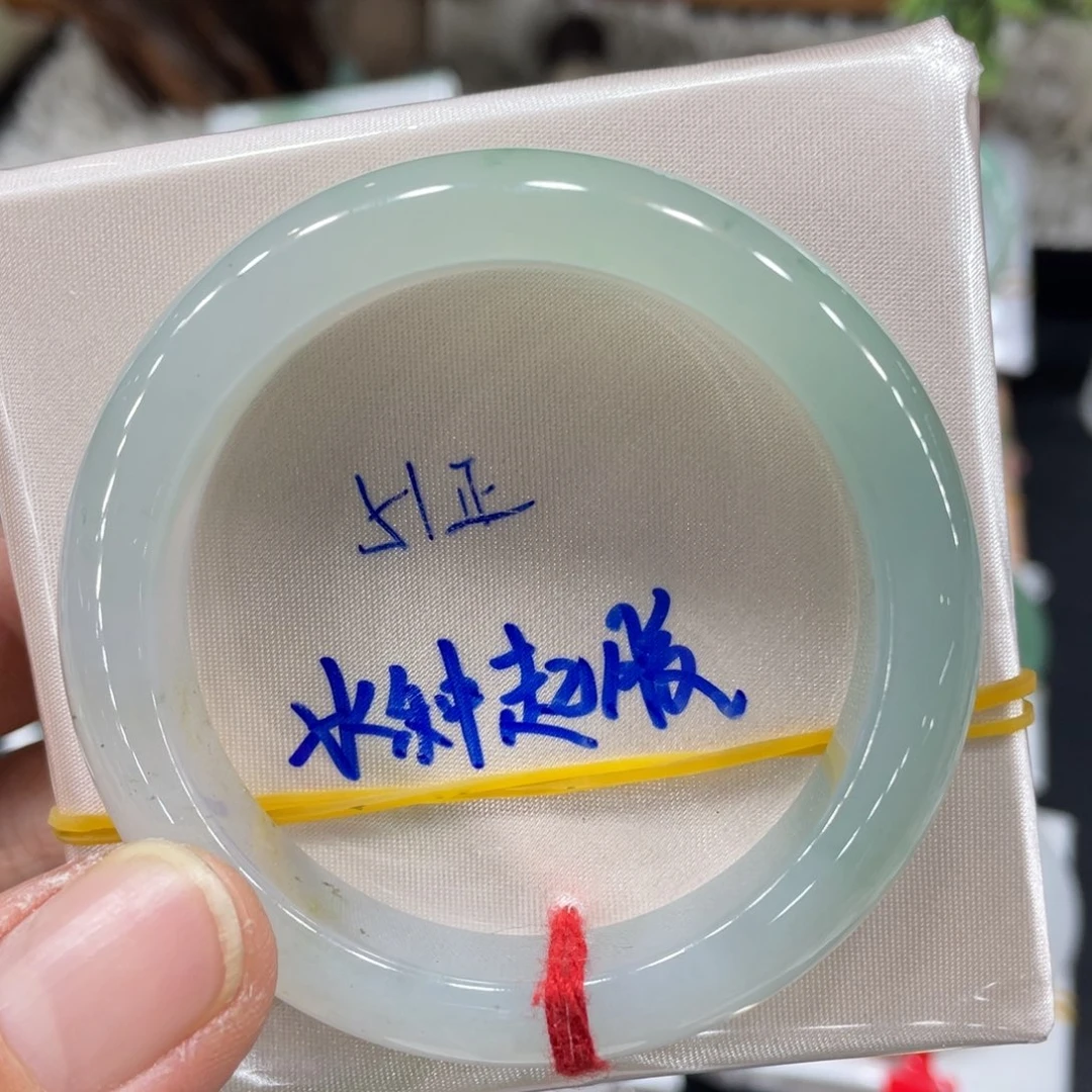 翡翠手镯未镶嵌翡翠