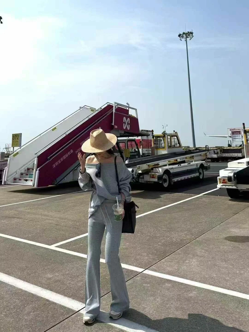 灰色漏肩卫衣套装