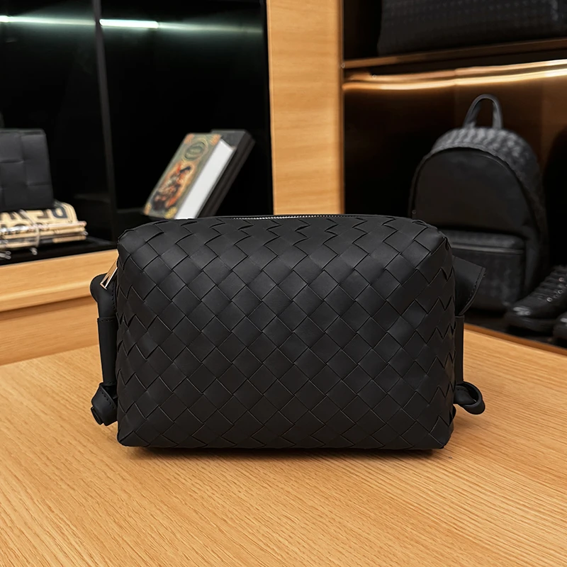 BOSOM VARVLEBV【胎牛皮】男士手工编织头层牛皮单肩斜挎包通勤包