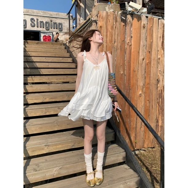 【花影轻喃】设计感不规则荷叶边V领吊带套装度假风高腰短裙