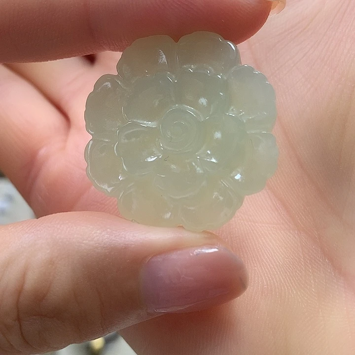 芳****颈饰未镶嵌和田玉
