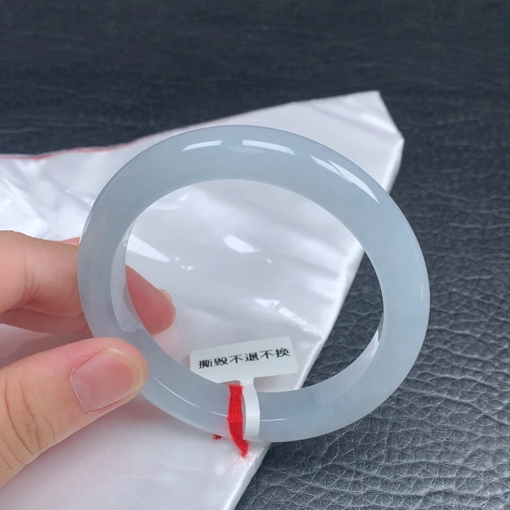 翡翠手镯未镶嵌。。