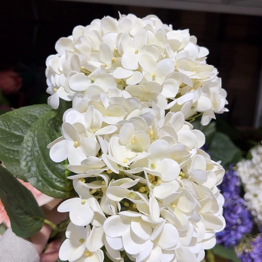 2枝白色手感绣球花。