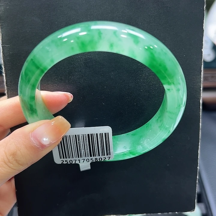 洪***媒石英质玉（非洲翠）未镶嵌手镯