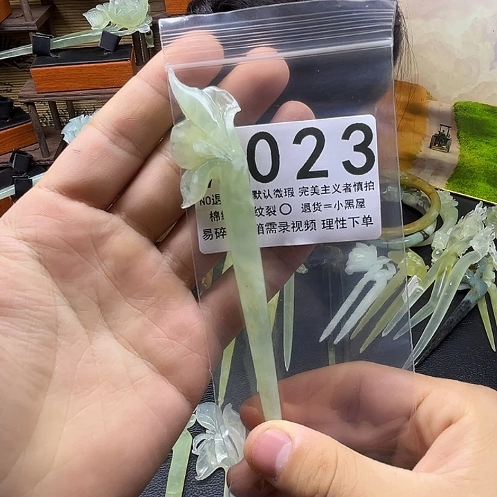 是***吖未镶嵌蛇纹石玉发饰