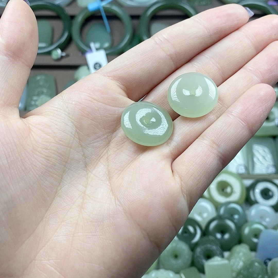 和田玉未镶嵌颈饰平安扣