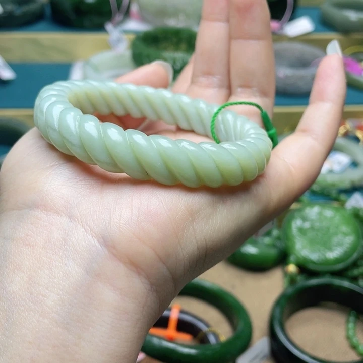 和田玉手镯57圈口。编号75未镶嵌