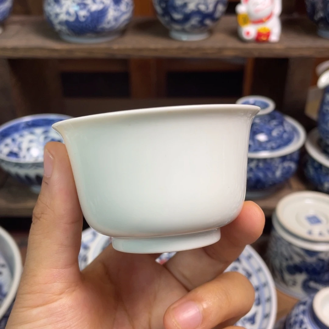 杯子一位年轻女孩从超市走