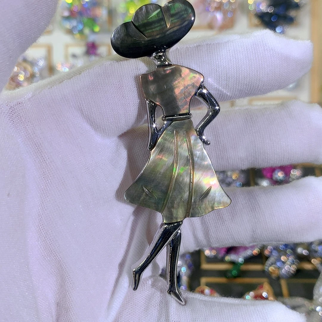 合成立方氧化锆铜黑贝胸针