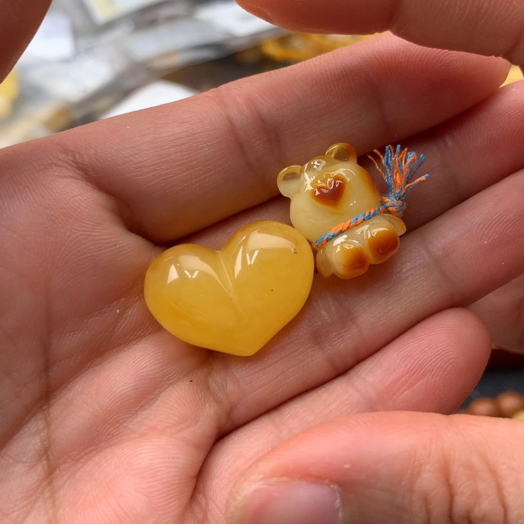 刘****琥珀未镶嵌裸石蜜蜡