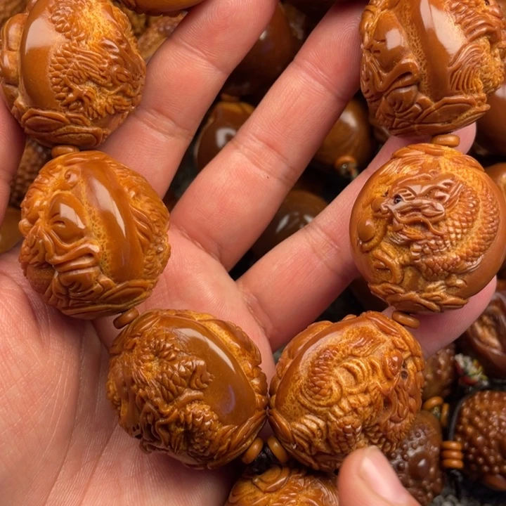 橄榄核吊坠漫**路橄榄核手持