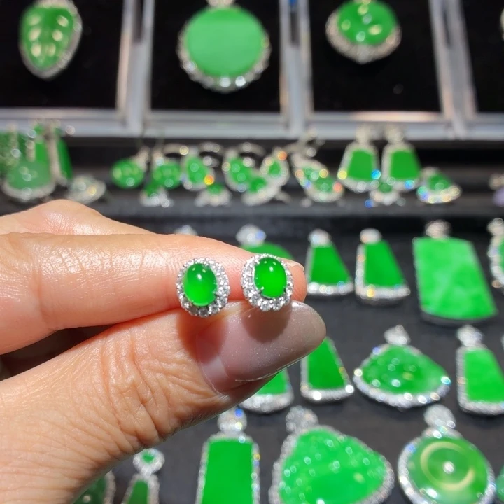 颈饰18K金镶嵌翡翠