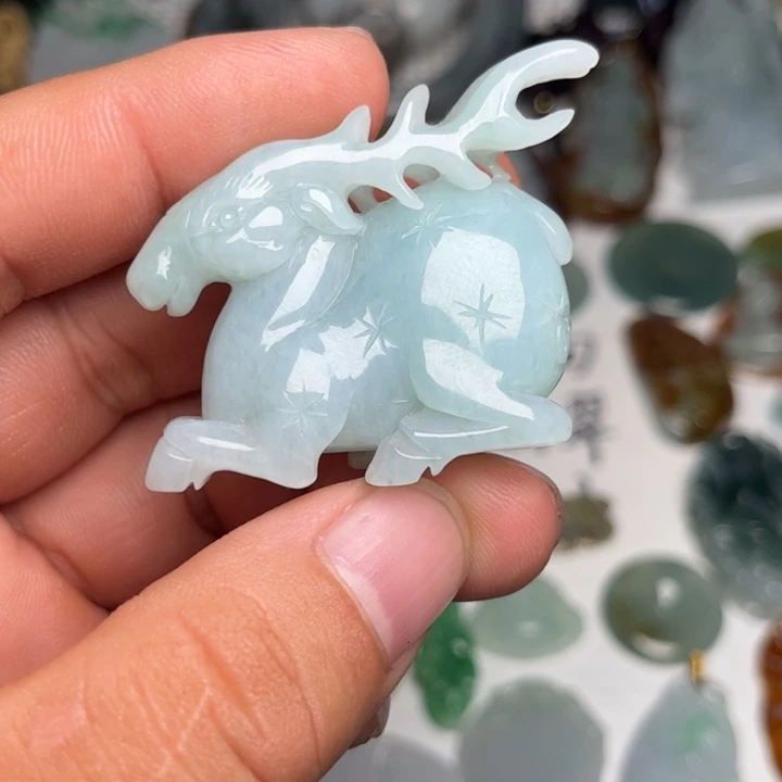 翡翠未镶嵌颈饰鹿