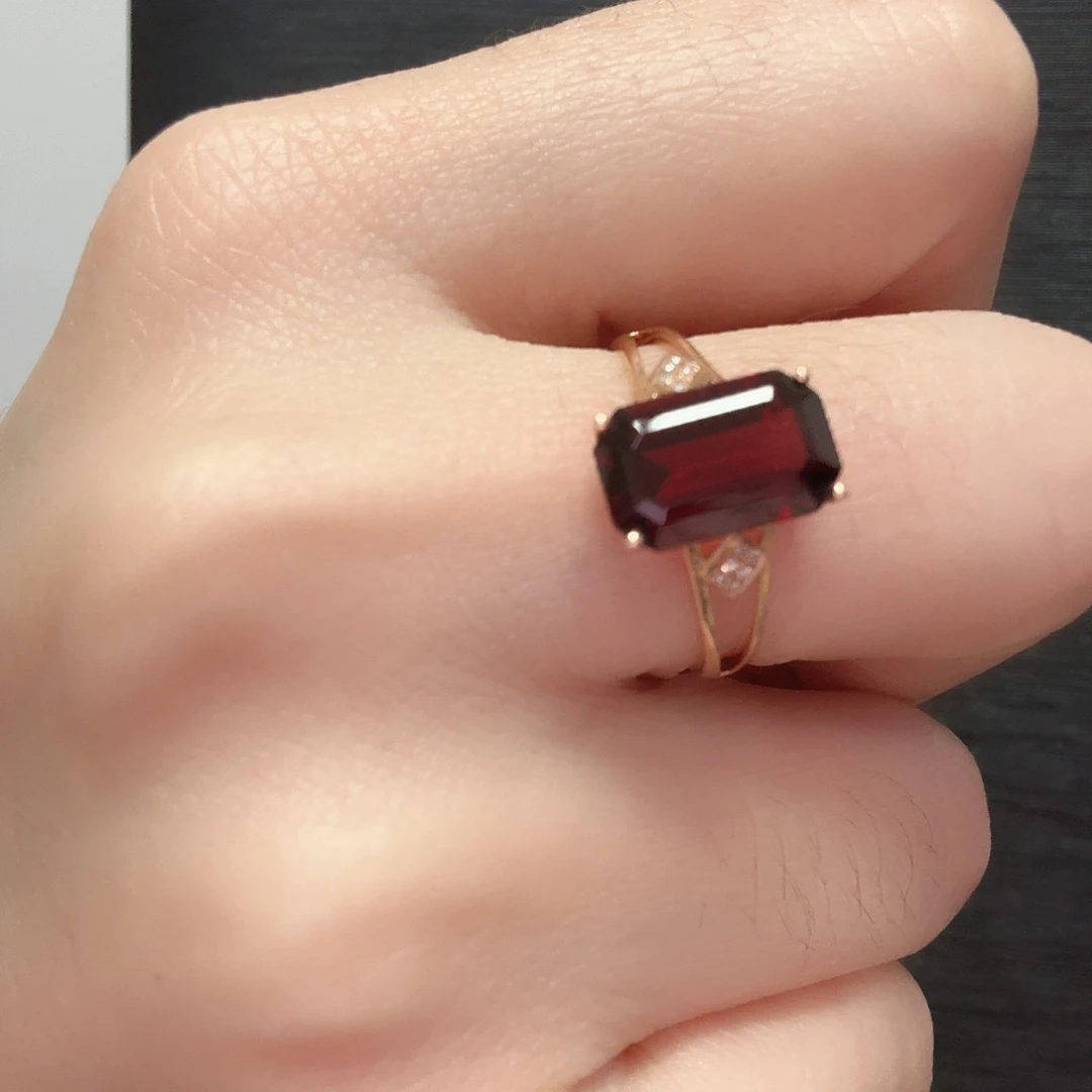 18K金镶嵌戒指石榴石仓库