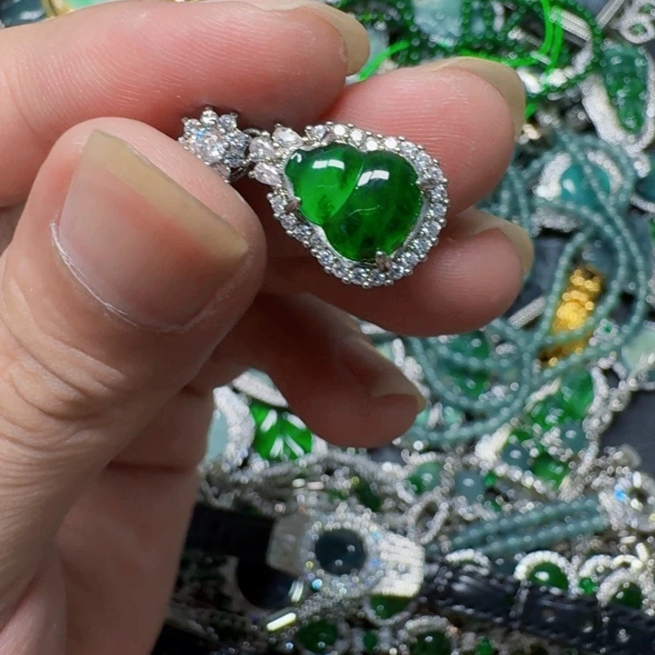 翡翠未镶嵌颈饰天然A货翡翠放漏