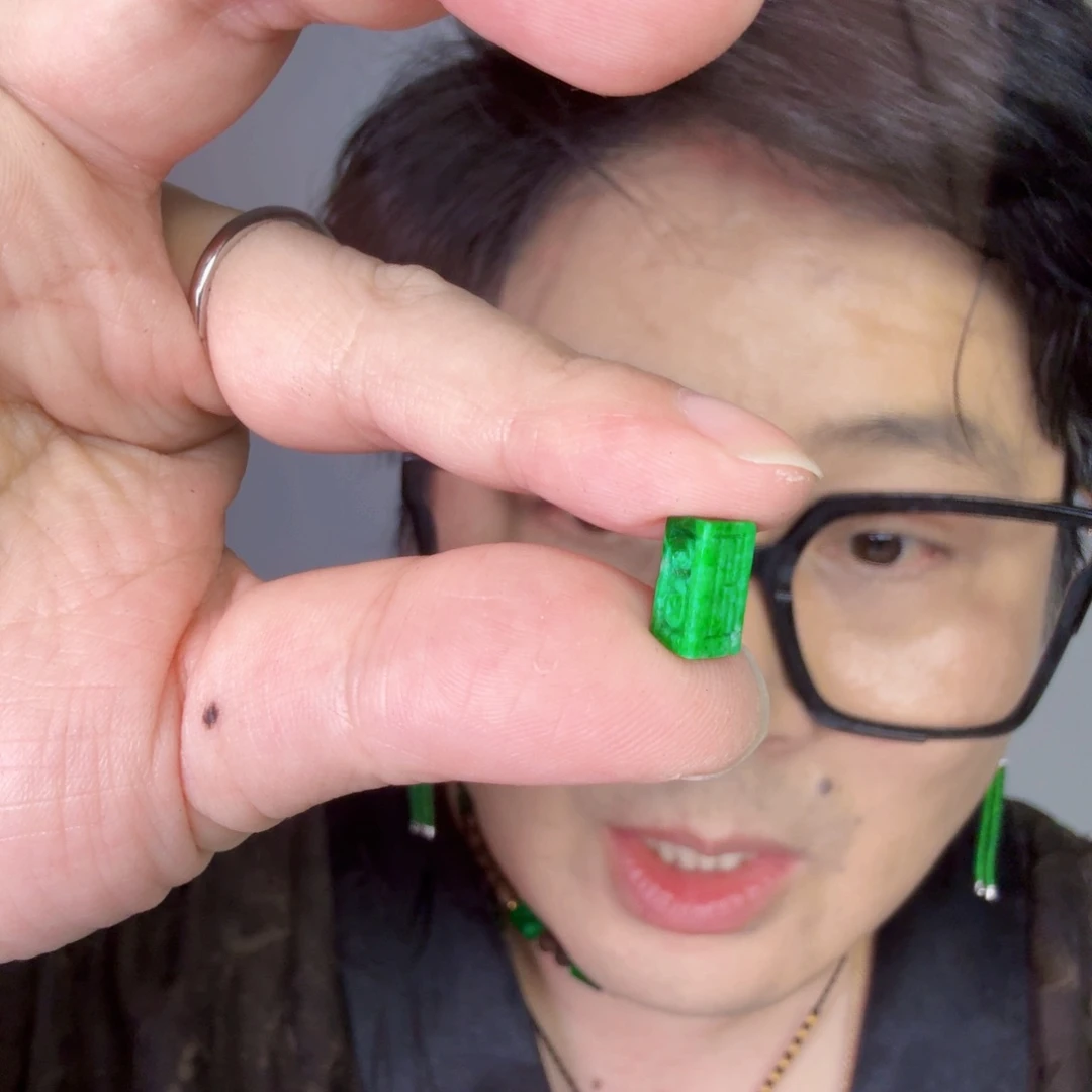 颈饰未镶嵌翡翠一件