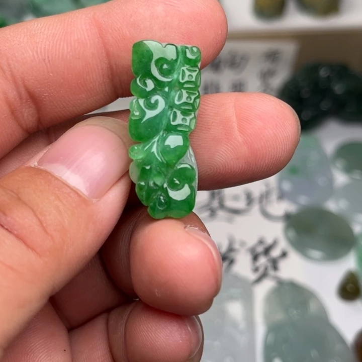 冬***冷翡翠未镶嵌颈饰生意兴隆