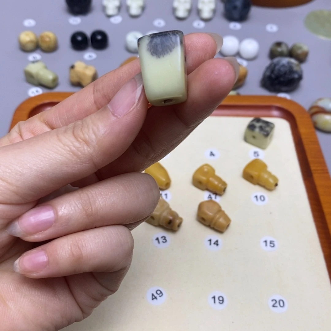 蛇纹石玉配饰合金逆**人