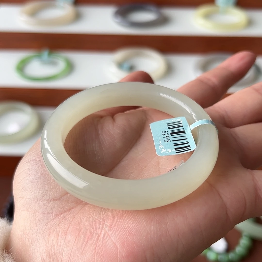 和田玉手镯未镶嵌我****吧