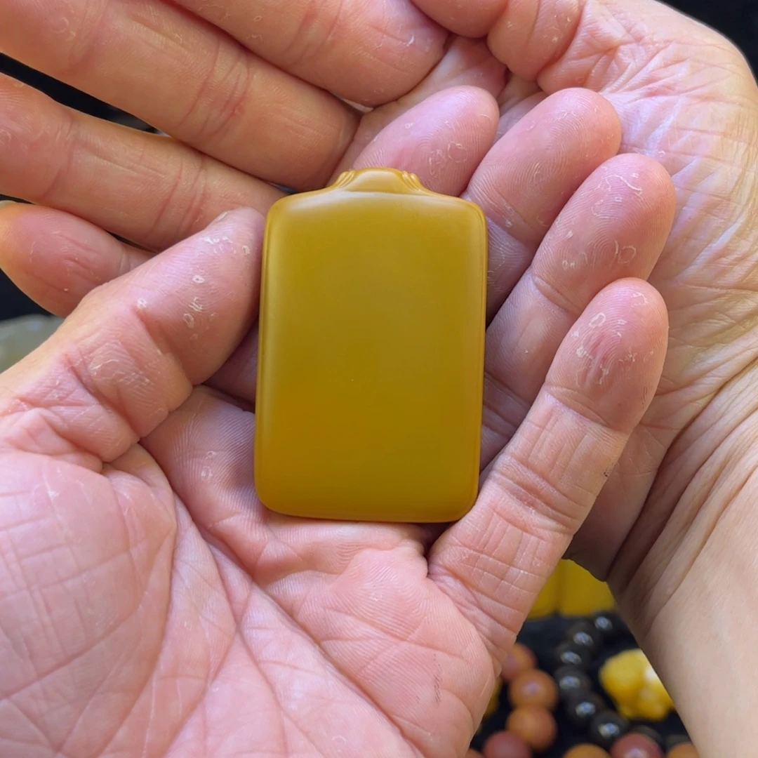 石英质玉未镶嵌黄蜡石吊坠