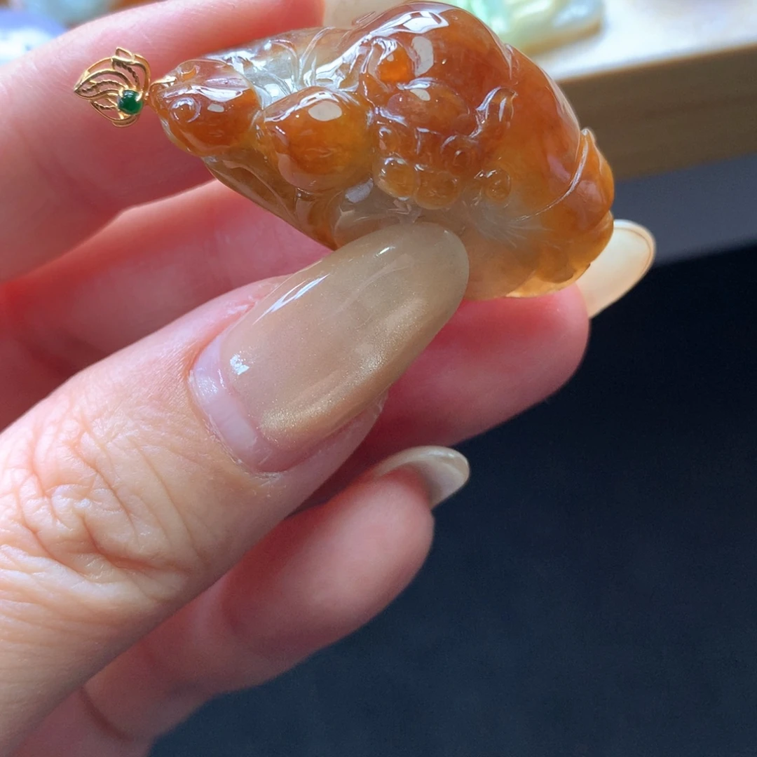 翡翠18K金镶嵌颈饰吊坠