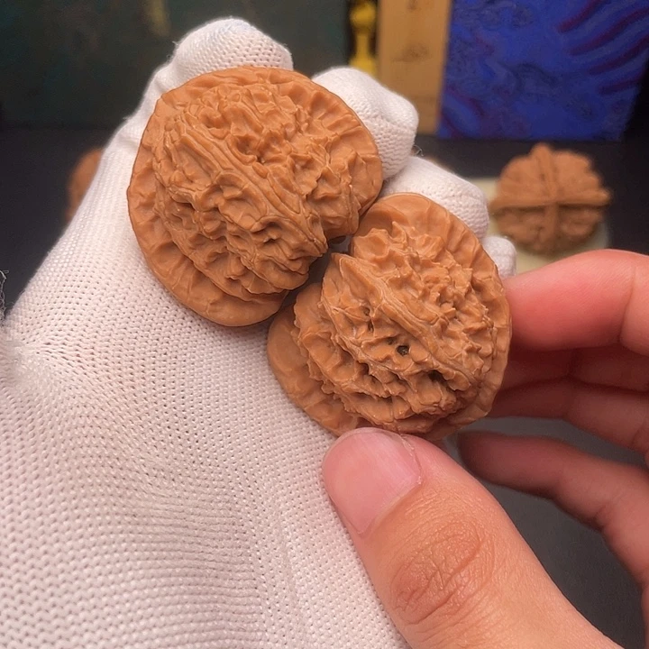 文玩核桃吊坠白狮子