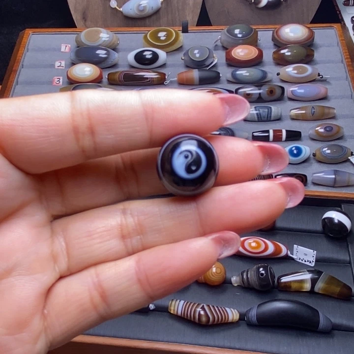 陆***歪玛瑙/玉髓未镶嵌颈饰