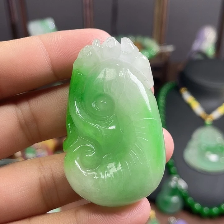 翡翠未镶嵌吊坠(赠链)