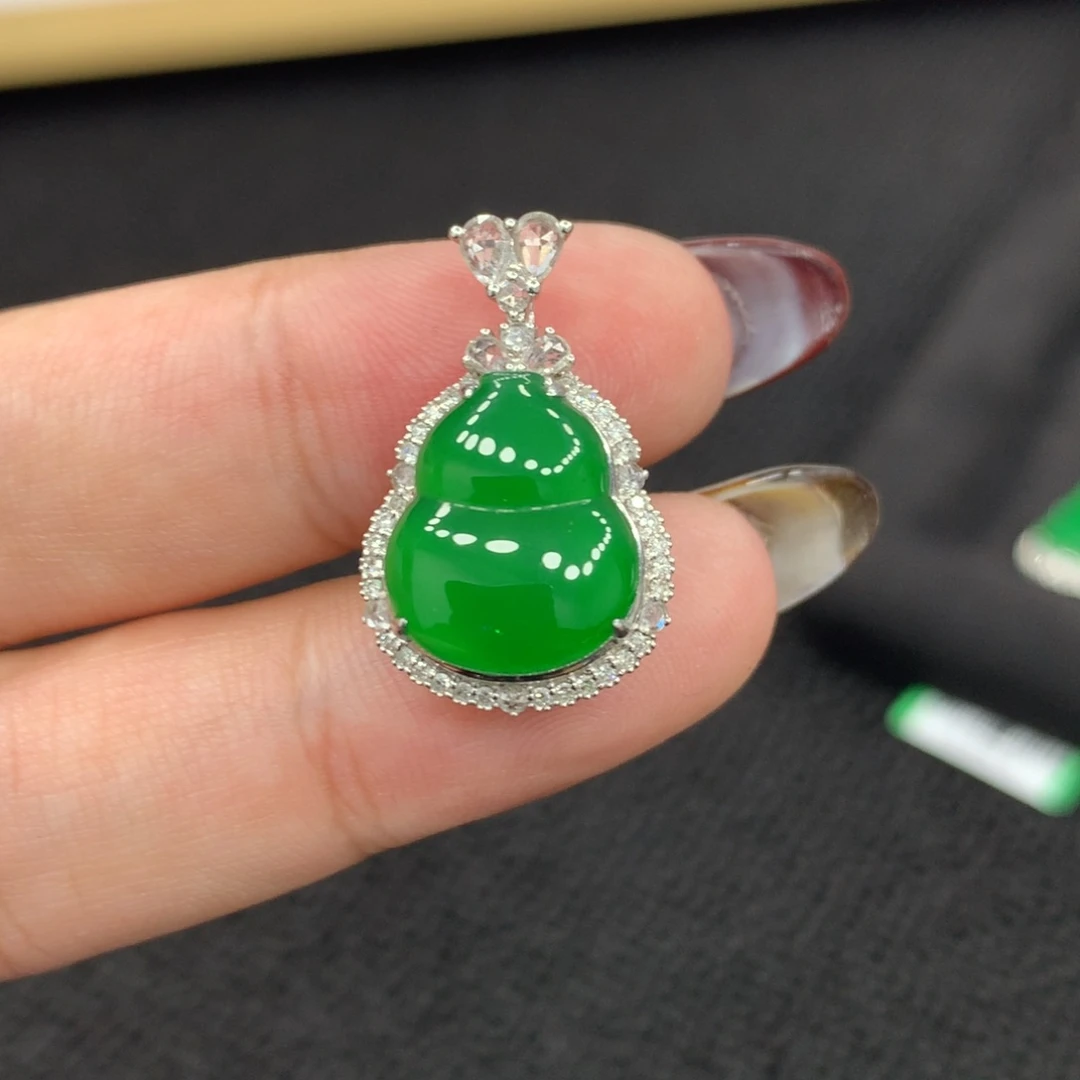 颈饰18K金镶嵌翡翠葫芦