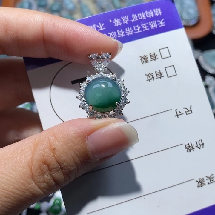 M***洲翡翠未镶嵌颈饰翡翠