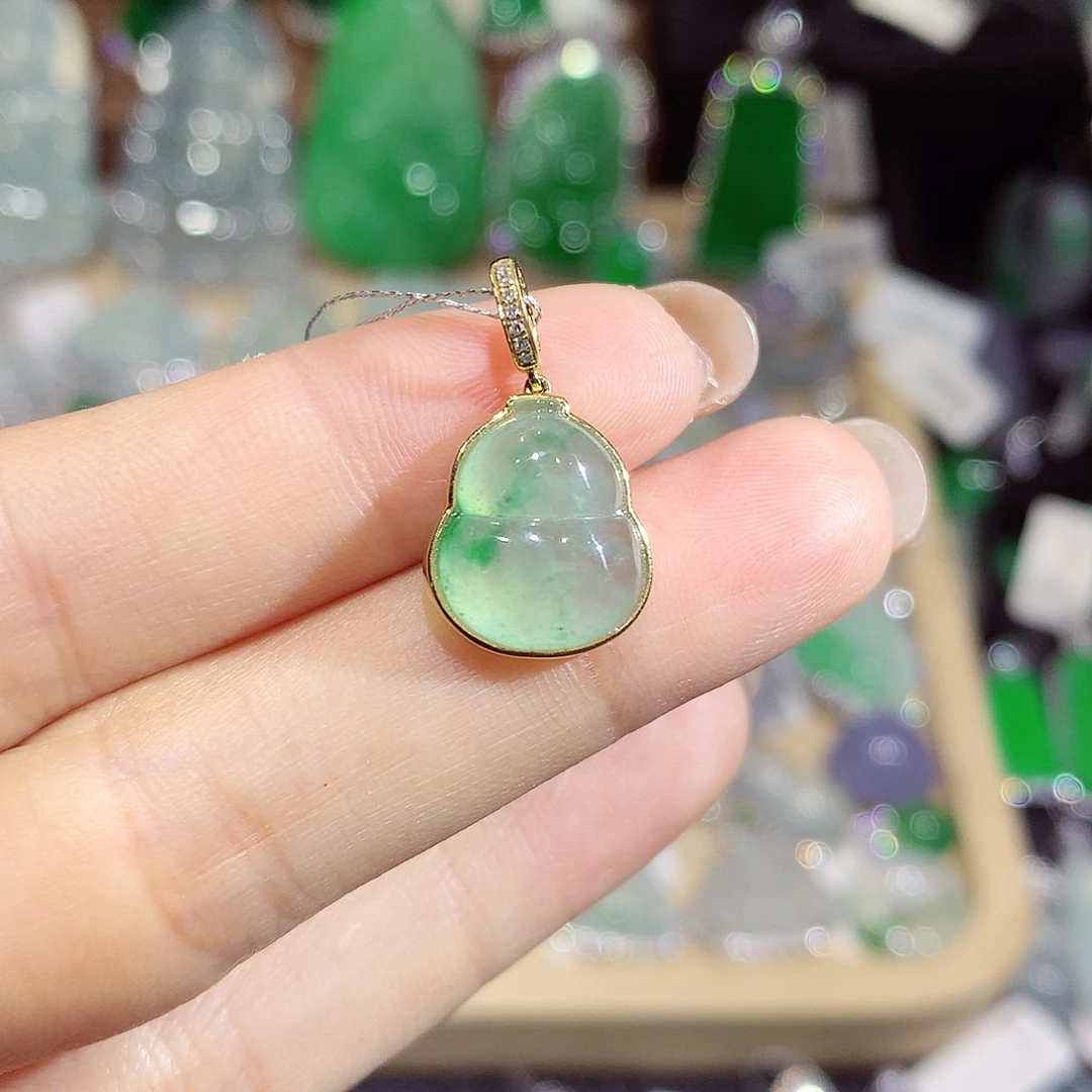 翡翠18K金镶嵌颈饰葫芦