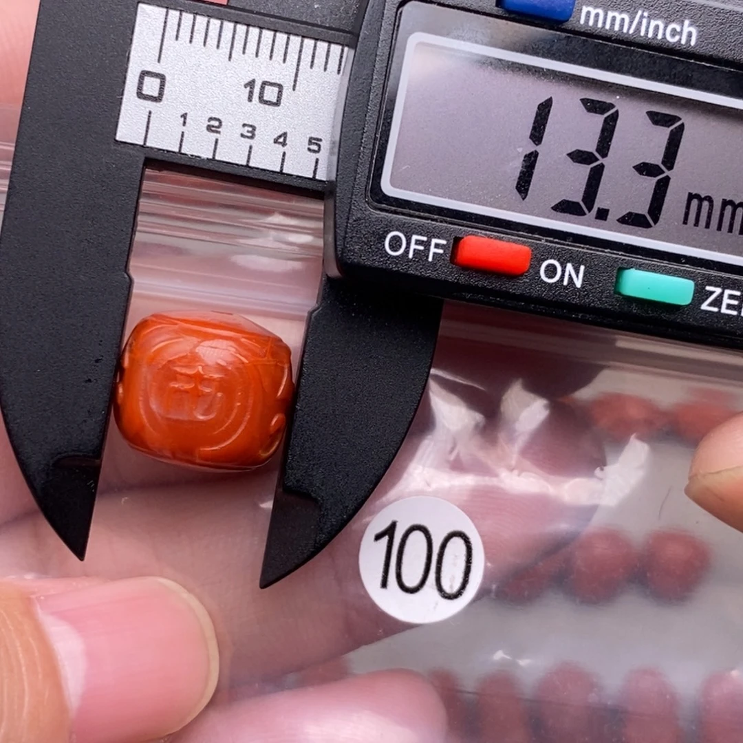 南红玛瑙未镶嵌配饰有瑕疵