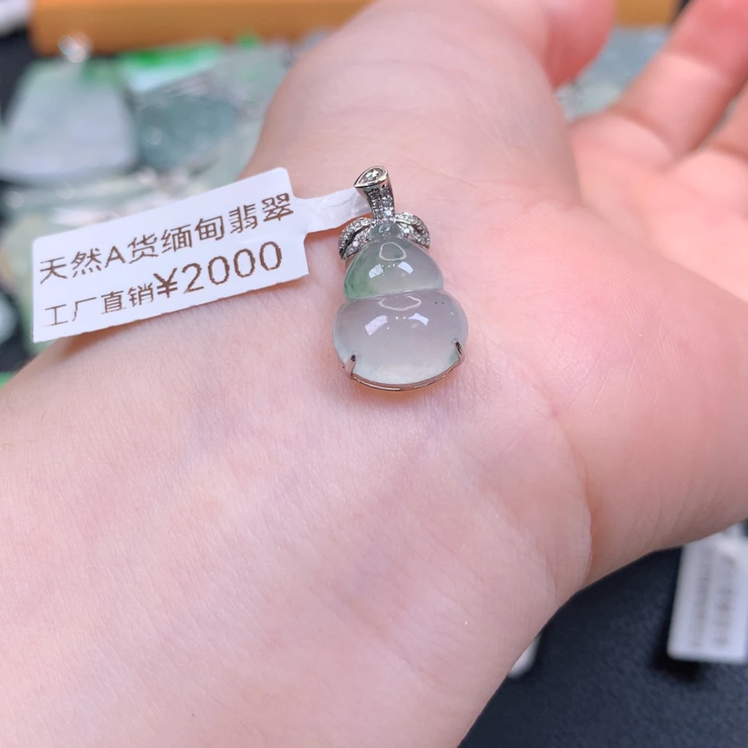颈饰18K金镶嵌翡翠