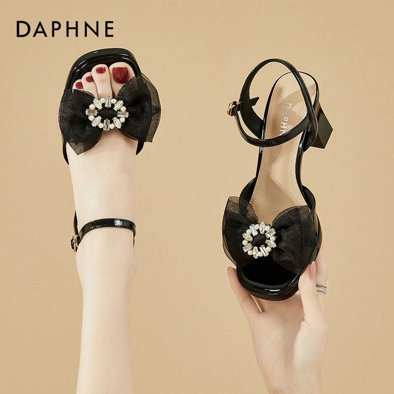 达芙妮一字带凉鞋女2025新款夏季不累脚露趾粗跟鞋水钻外穿高跟鞋