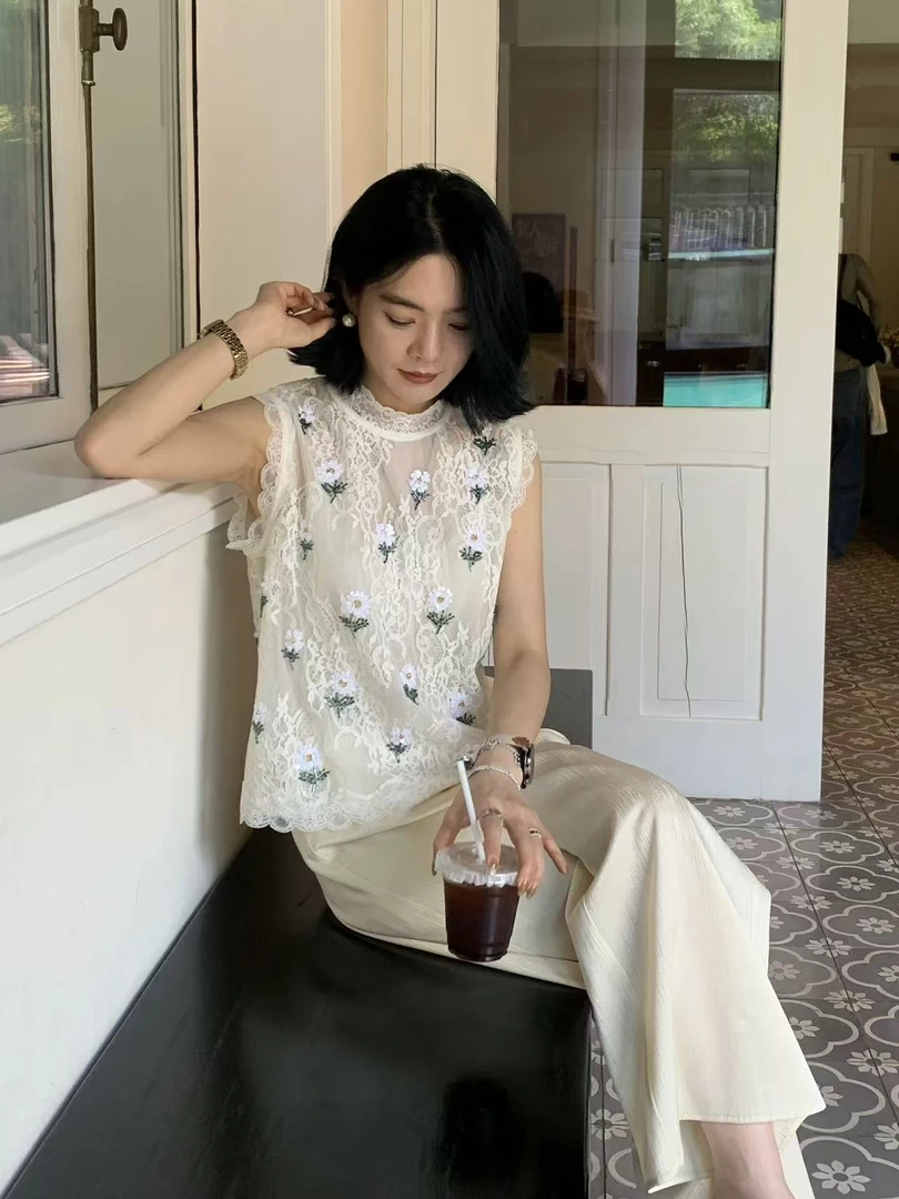 推荐 夏季重工漂亮花边领绣花不规则蕾丝下摆微透无袖背心上衣