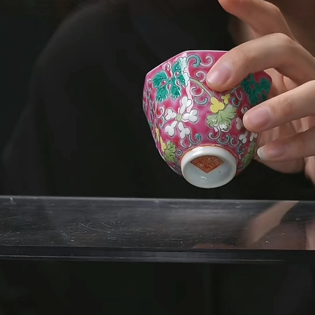 X胭脂红釉粉彩瓜瓞绵绵纹八方杯