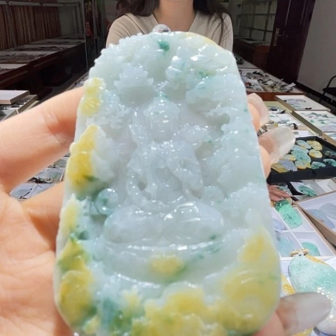 翡翠未镶嵌颈饰一个