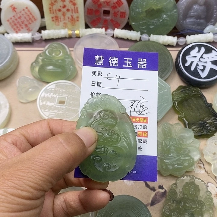 郑***贵蛇纹石玉合金颈饰
