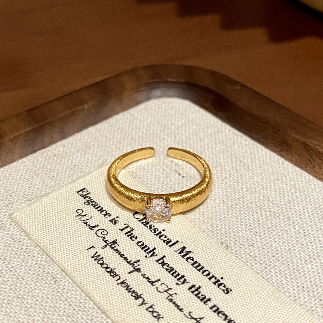 铜合金合成锆石戒指 【四爪拉丝】复古时尚ins镶嵌钻金色戒指A1549