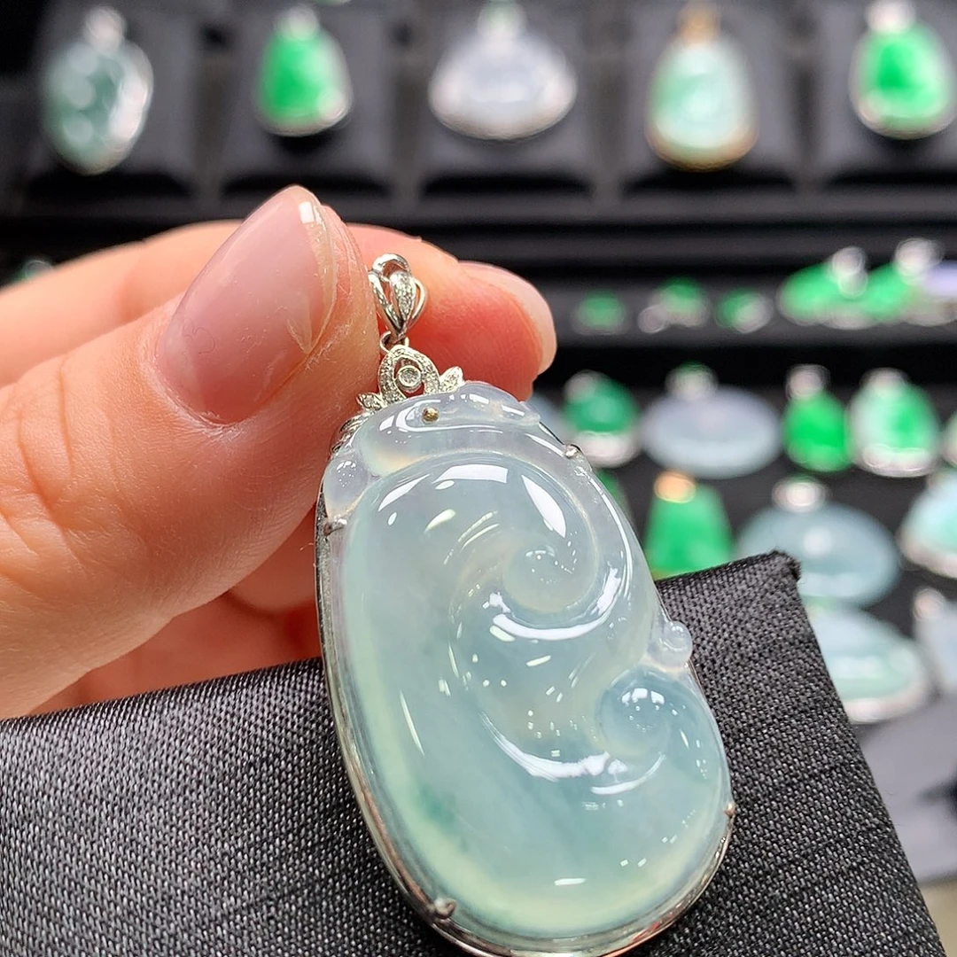 翡翠18K金镶嵌颈饰如意