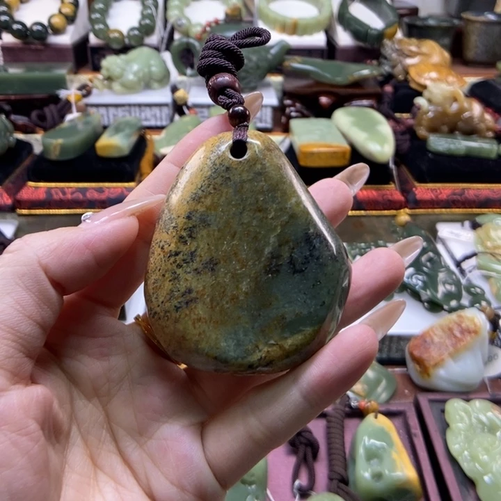 未镶嵌岫岩河磨玉（透闪石质玉）把件
