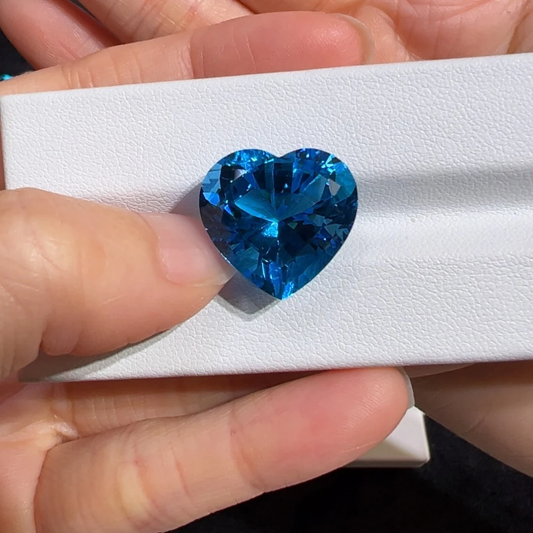 一***枝托帕石裸石20.3ct魔鬼蓝