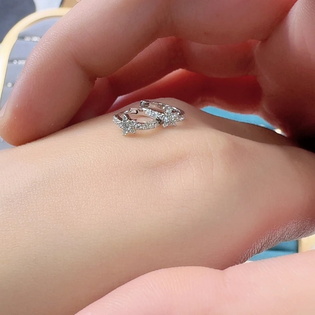 18K金镶嵌耳饰钻石木*星星耳扣8mm白一对