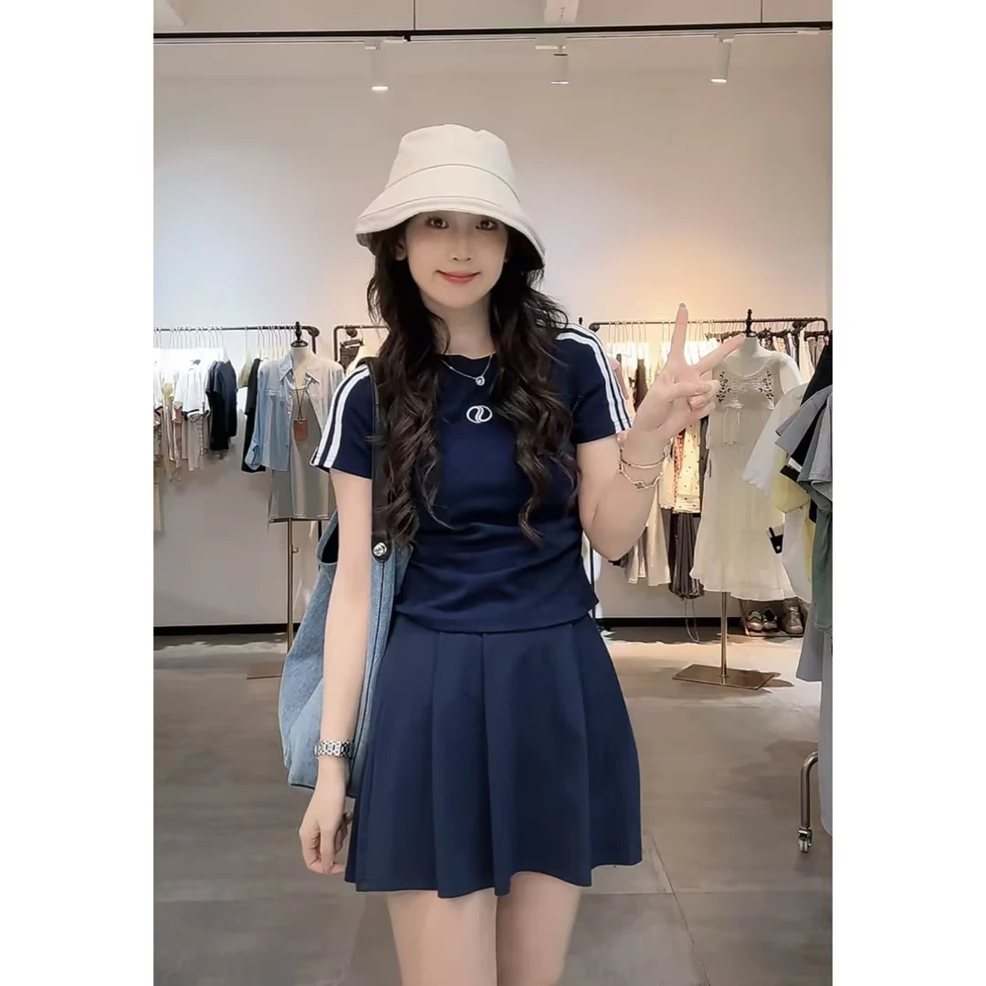 【笑一】动感三条杠#K657夏季两件套装设计款高档女装