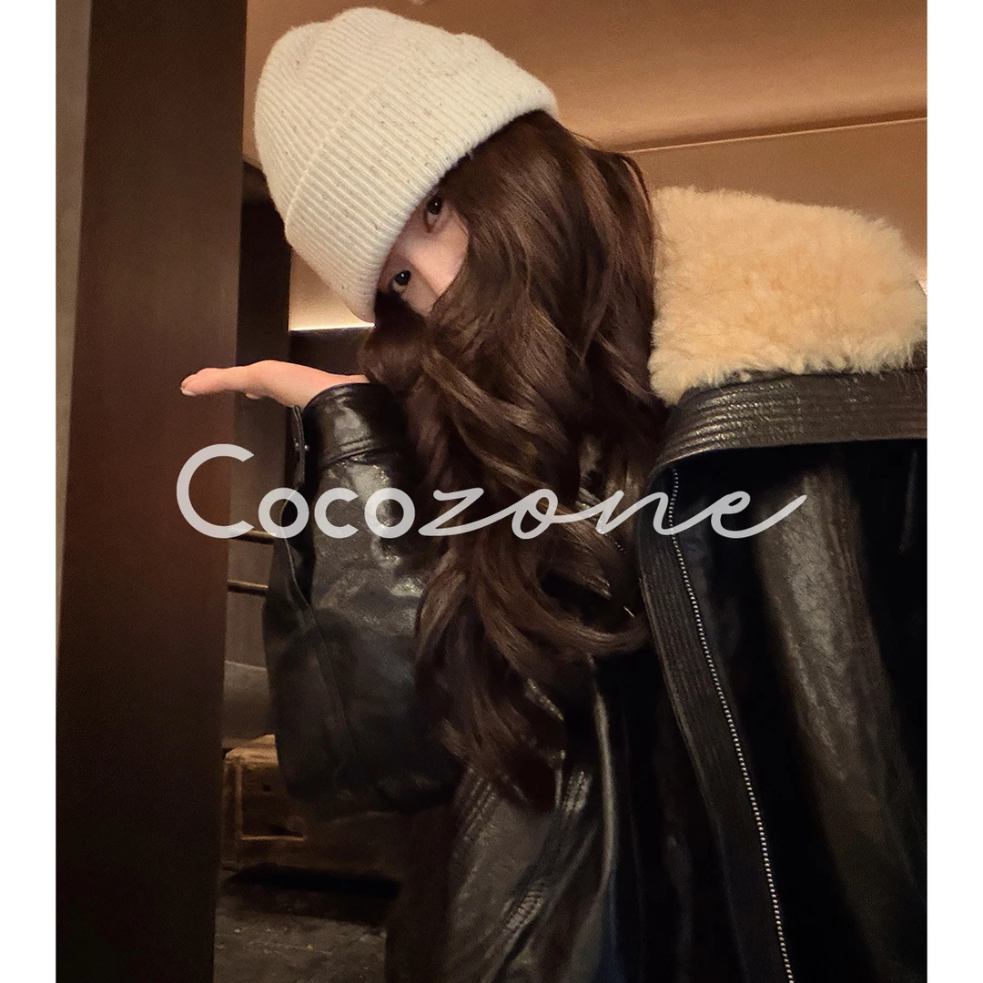 COCO ZONE刘 一一 “黑胶皮衣”90鹅绒油蜡绵羊皮皮衣 CD2A3195