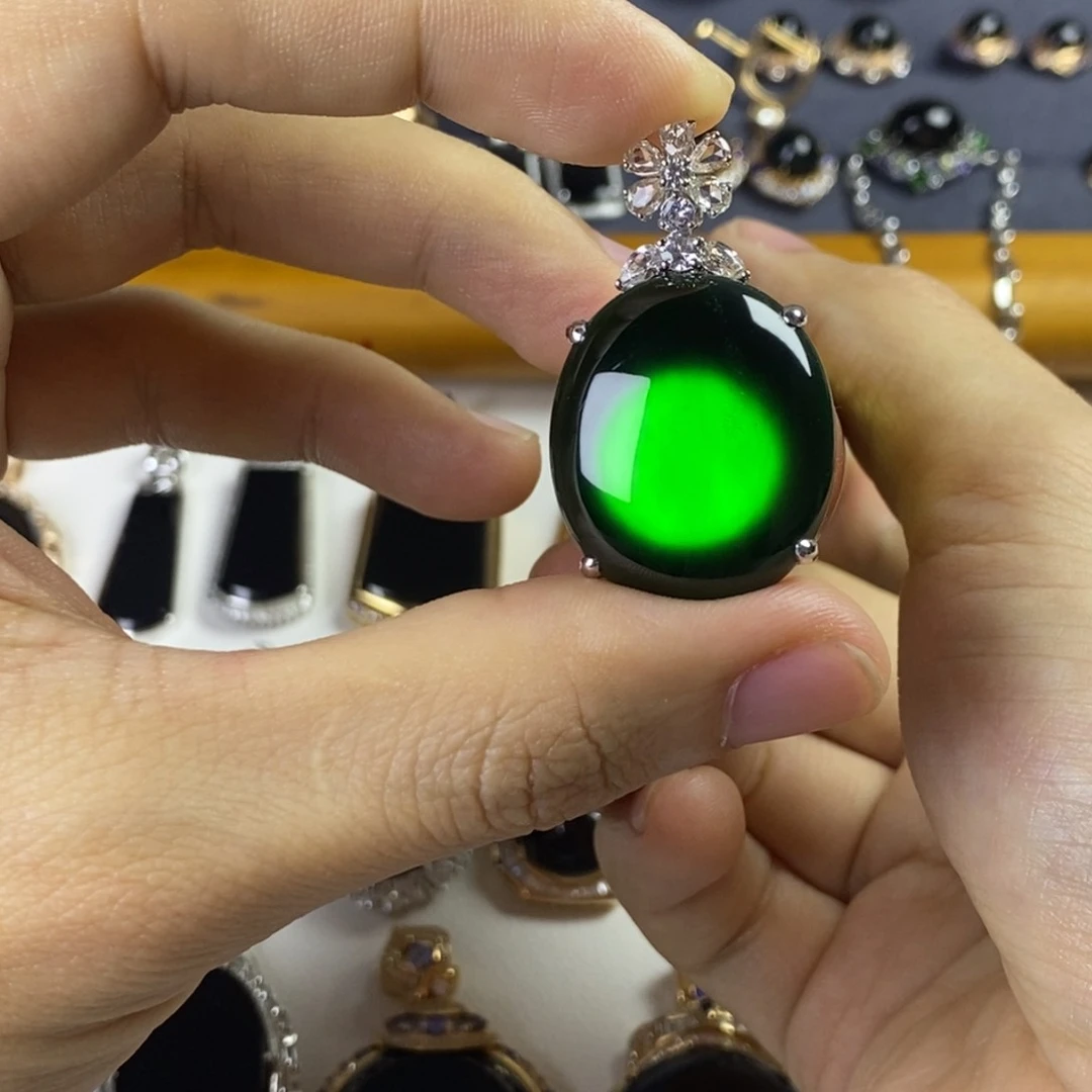 颈饰18K金镶嵌翡翠