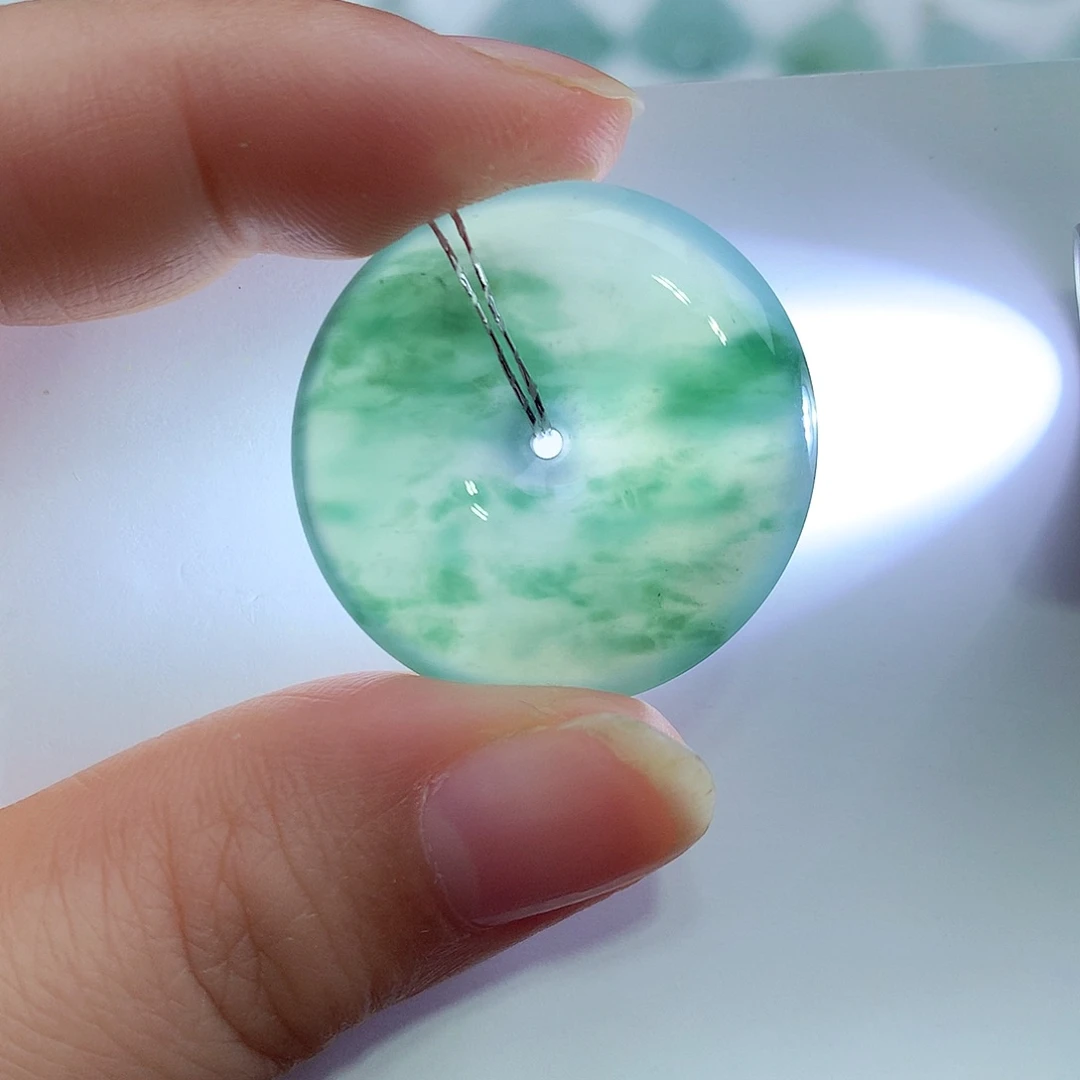 翡翠未镶嵌颈饰平安