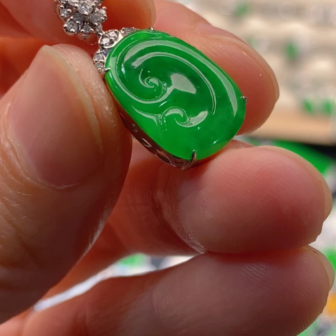 翡翠18K金镶嵌颈饰如意